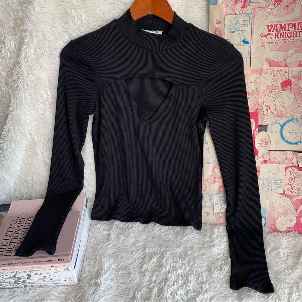 ❌SOLD❌NWOT Express Black Front Cut Out Top Sz M - Picture 6 of 10